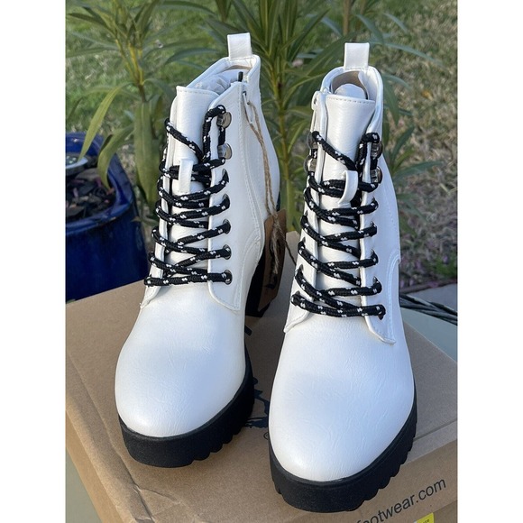 NEW With Box! Seven7Footwear. Flatiron, Off-White Boot. Size 9. Zip On Side. - Picture 2 of 7